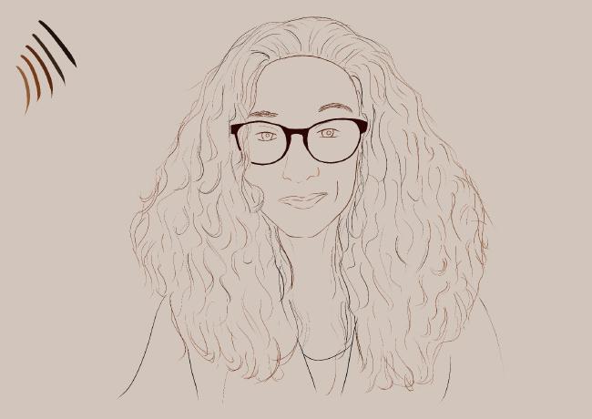 Zeichnung einer femininen Person mit langen lockigen Haaren und einer Brille.