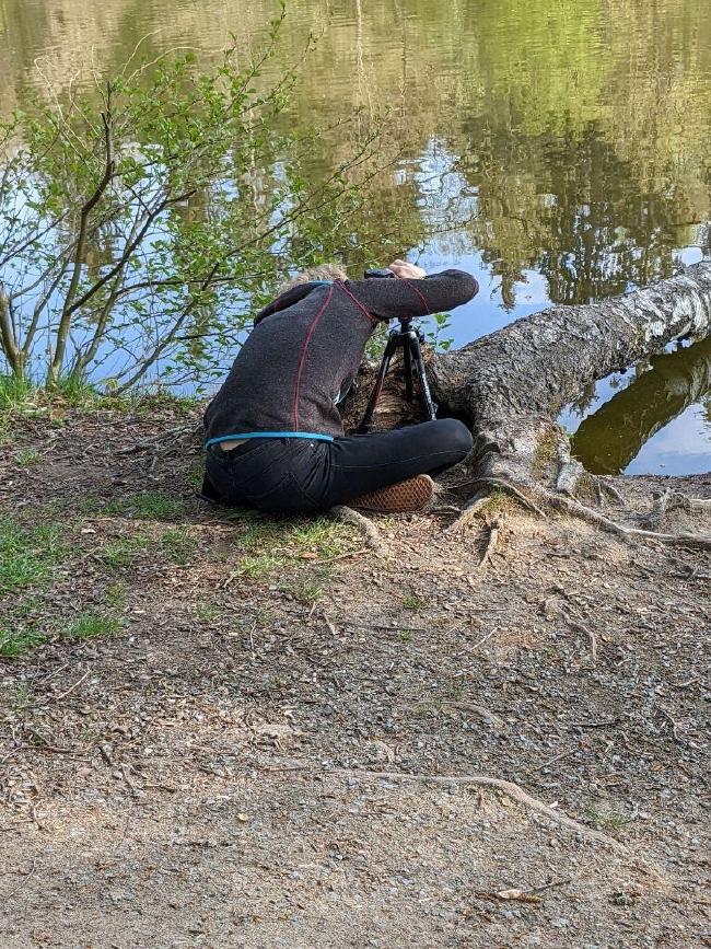 Ich beim Fotografieren des heutigen Bildes. Ich size im Schneidersitz hinter einem Stativ.