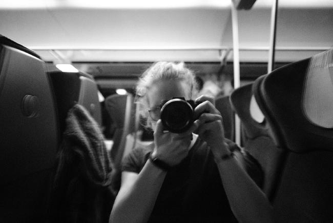 Man sieht eine Spiegelung von mir mit Kamera in der Zugscheibe. Im Hintergrund sind die sitze bzw. der Wagen eines ÖBB Railjet zu sehen. 