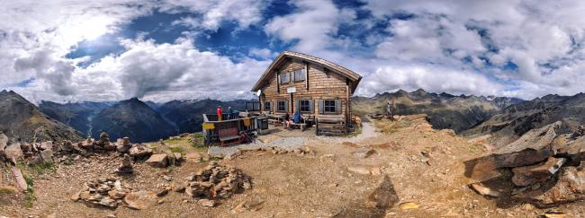360° Panoramablick über das Brunnenkogelhaus.
