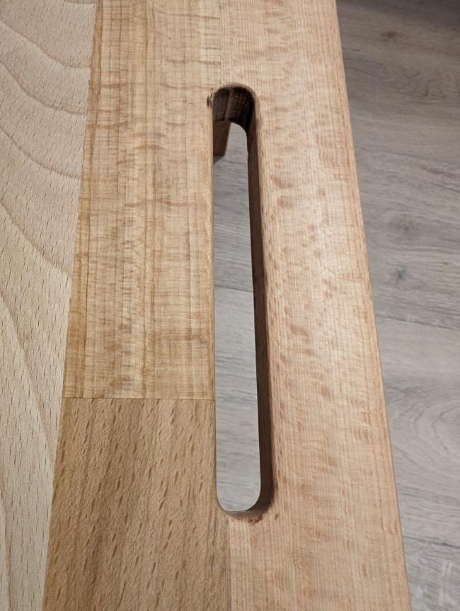 Schlitzfräsung zur Kabeldurchführung. Mit abgerundeten Enden 