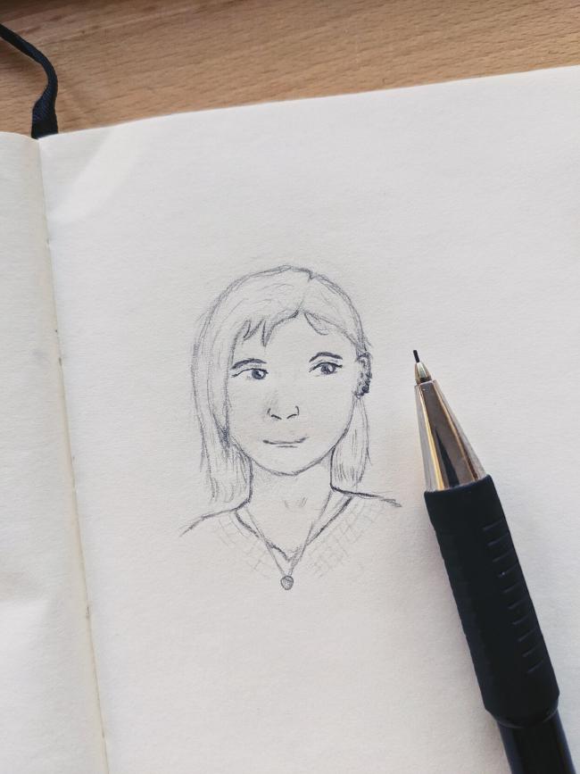 Zeichnung einer weiblichen Person mit mittellangen glatten Haaren. Daneben liegt ein Druckbleistift