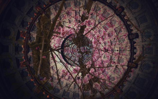 Eine Kuppel mit einem angeschnittenen Kronleuchter und einem darüber gelegten Bild von Kirschblüten.