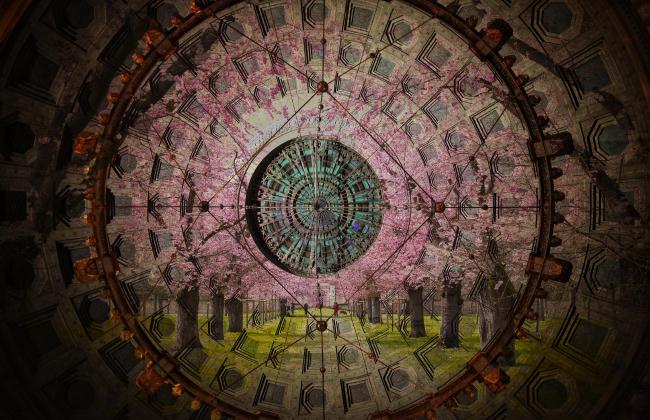 Eine Kuppel mit einem angeschnittenen Kronleuchter und einem darüber gelegten Bild von Kirschbäumen in Schwetzingen